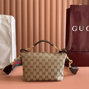 Gucci Beige/Brown GG Supreme
Shoulder Bag